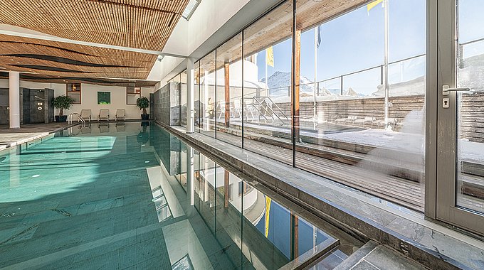 Schwimmbad mit Panoramablick