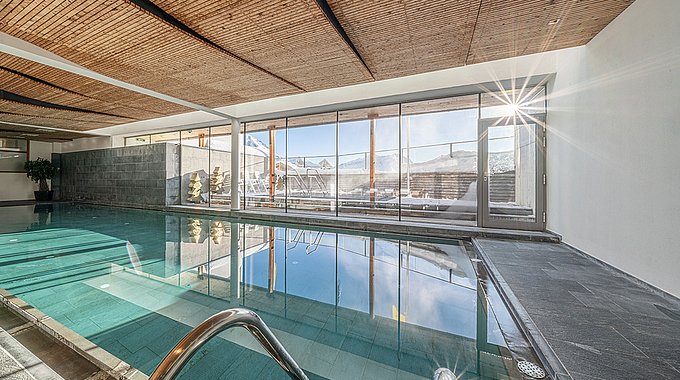 Schwimmbad mit Panoramablick